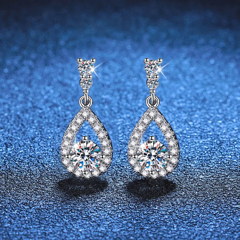 D color moissanite earrings high-end light luxury fashion earrings 50 points moissanite atmospheric earrings platinum PT950 mark