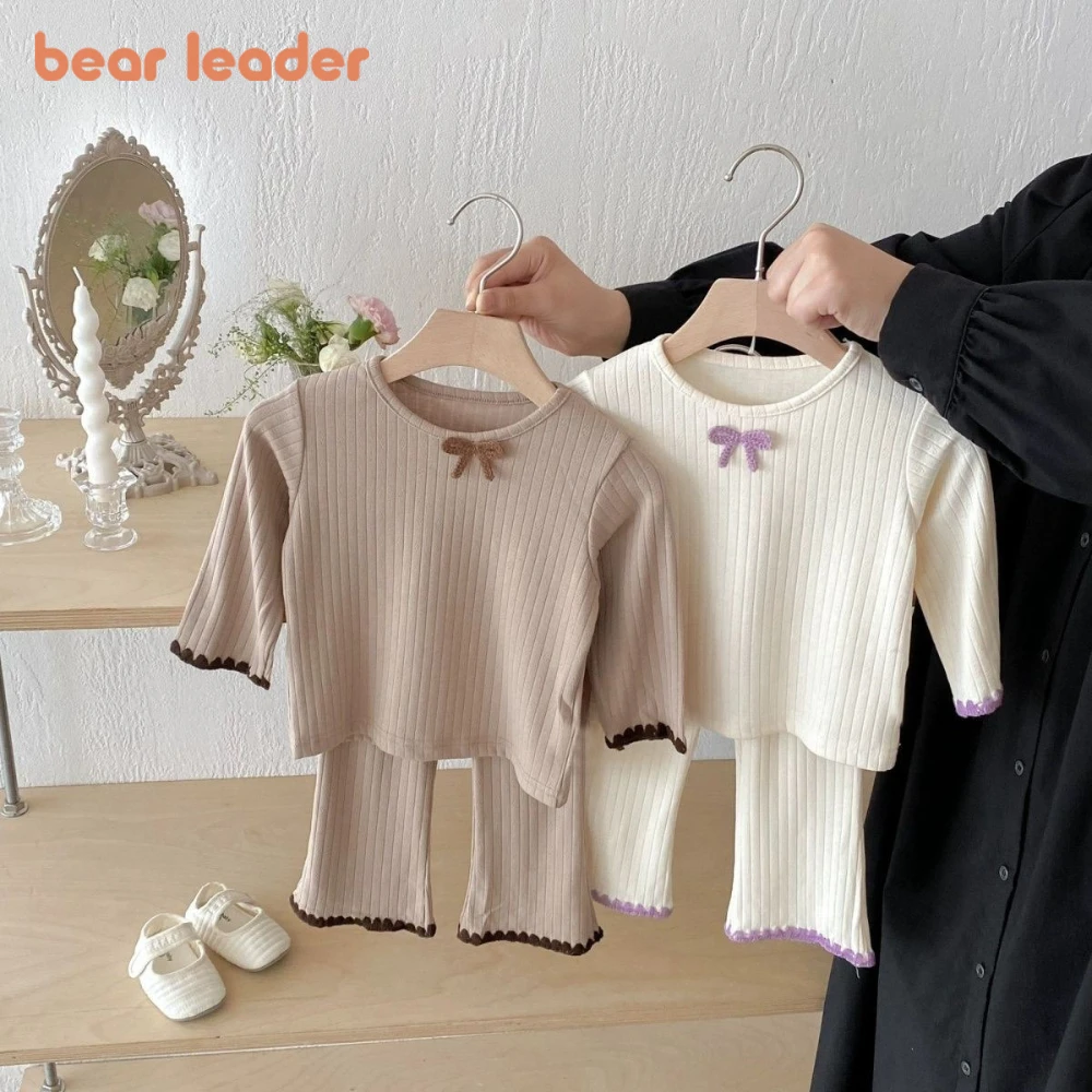 

Новая корейская удобная домашняя одежда для девочек Bear Leader на весну и осень: топ с круглым вырезом и бантом, длинными рукавами + брюки, комплект из двух предметов