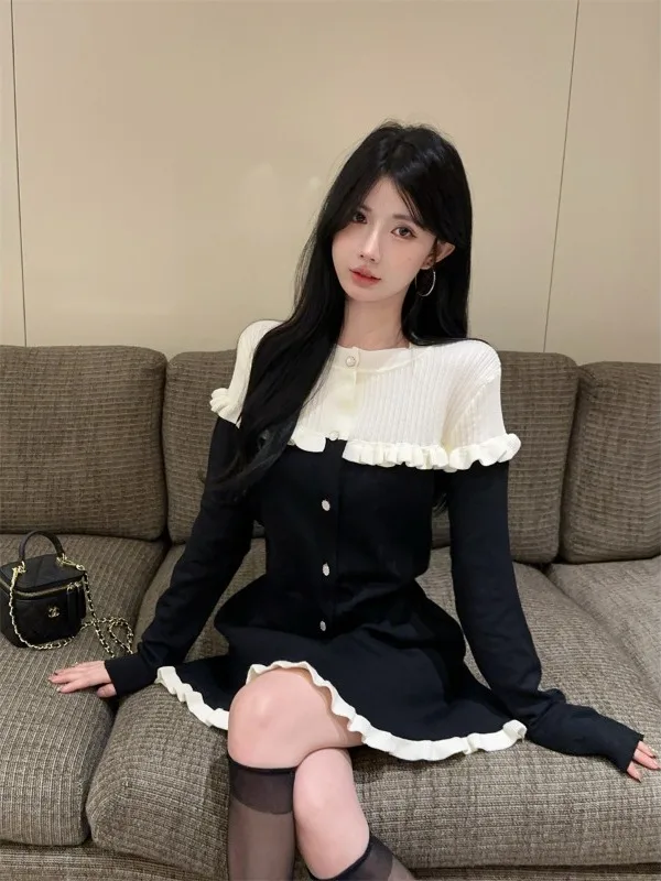 

Элегантный комплект из двух предметов: юбка А-силуэта и открытый кардиган с деревянной отделкой, приталенный топ для женщин, осенний сезон