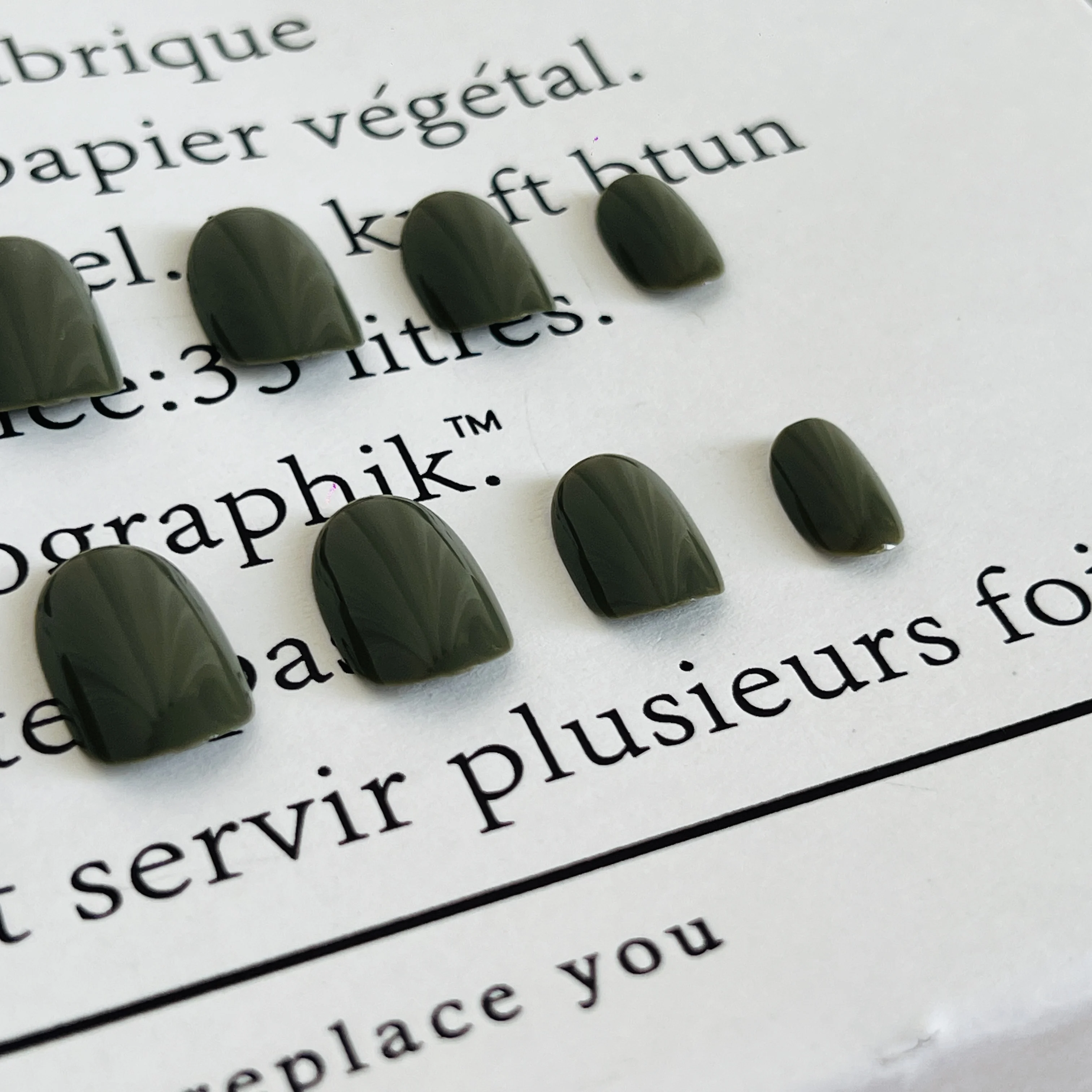 

24 шт., шикарные коричнево-зеленые короткие однотонные съемные ногти высокого уровня, набор из 24 таблеток, изысканные накладные ногти