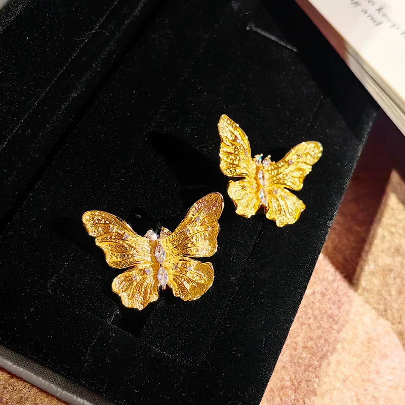 Retro Brushed Gold Color Butterfly Earrings Light Luxury Exquisite Zircon Studded Earring Fashion High-end Earrings for Women