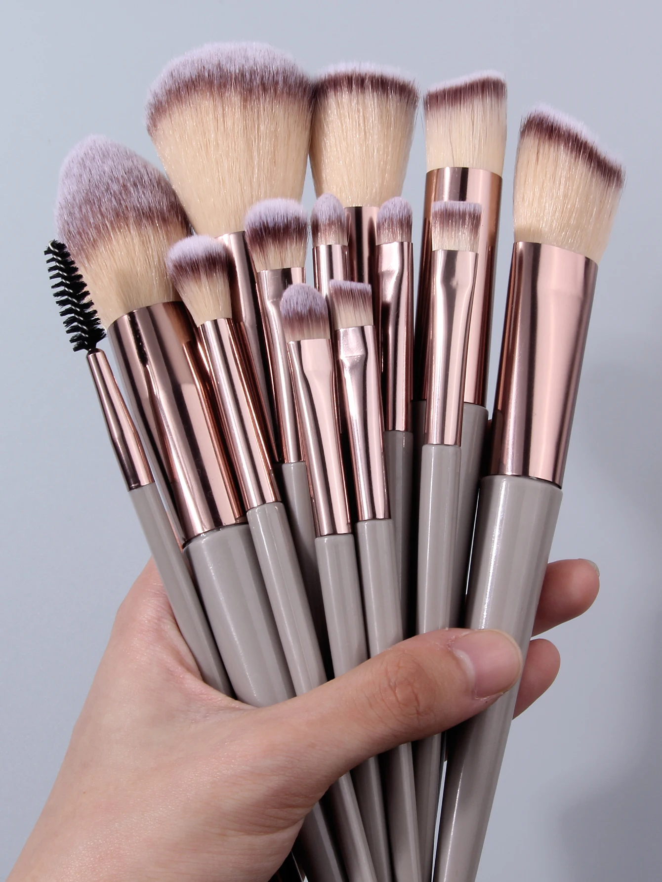 34-teiliges Make-up-Werkzeug, einschließlich Make-up-Pinsel-Set, ein Schönheitsei, ein Puderquasten-Set, ein Haargummi und ein Reinigungsquasten