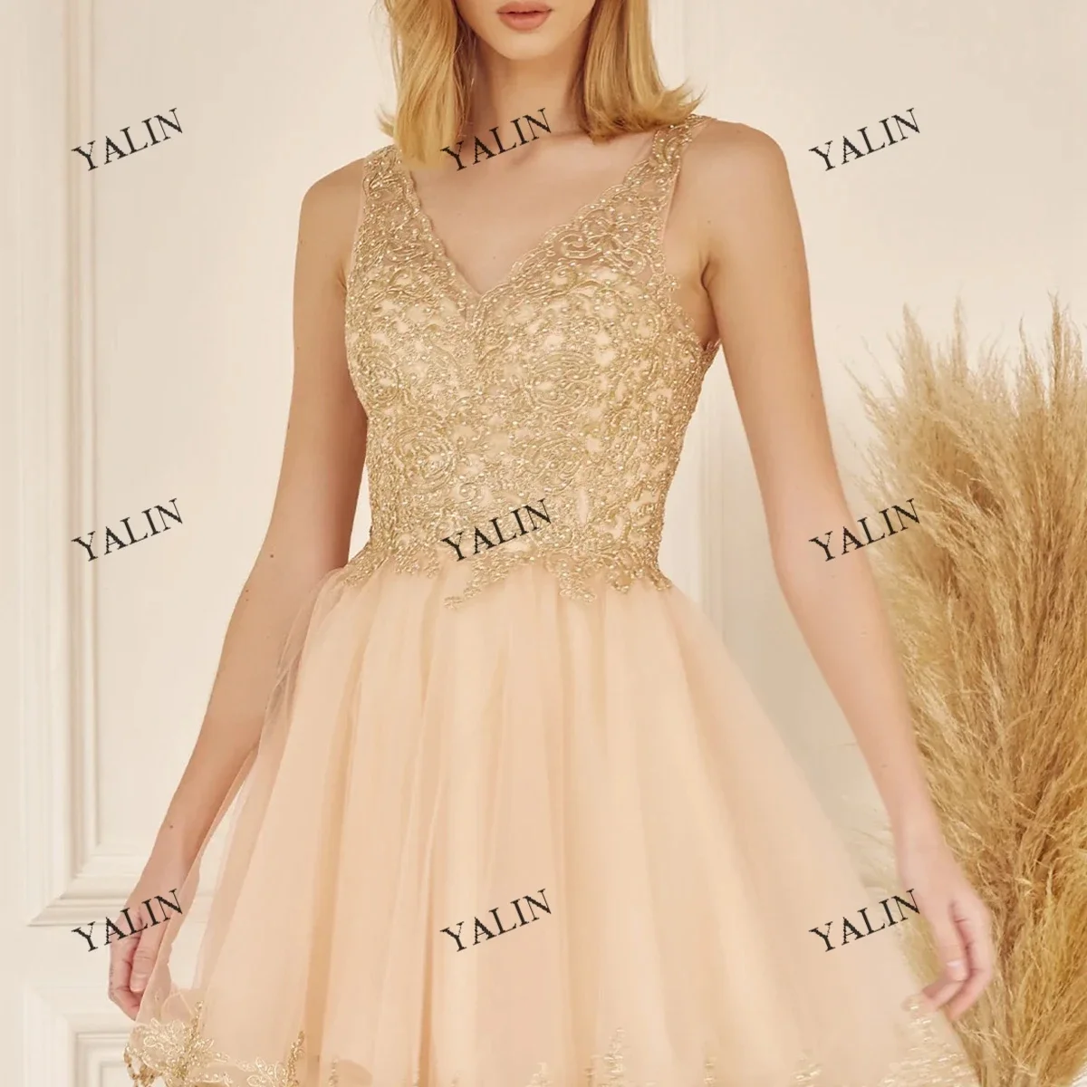 Customized Charming V-Neck Hocoming Gowns Mini A-Line Champagne Tulle Reunion Classmates Dresses Short Lace Appliques Pageant Dr