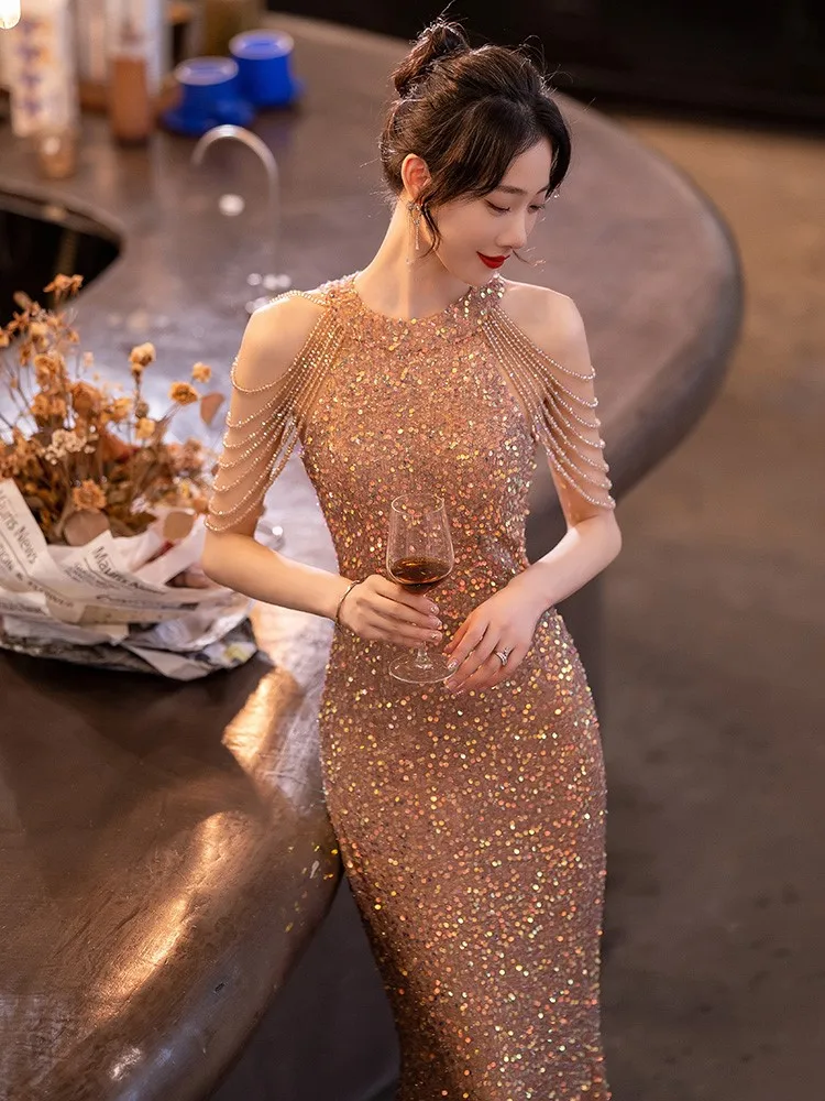 

A new golden light luxury and niche fishtail dress for hosting banquets