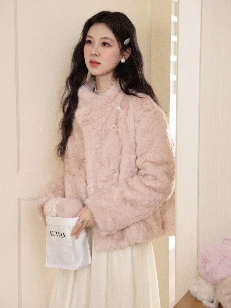 ALXNAN سترة الوردي النساء 2025 خريف شتاء دافئ الحلو على شكل قلب زر معطف قصير فو شيربا ملابس خارجية الإناث QJD00663