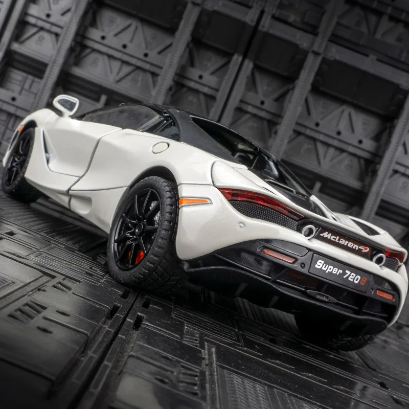 1: 24 McLaren 720S alloy car model, doors and engine hood, trunk can be opened has simulated sound and lighting functions