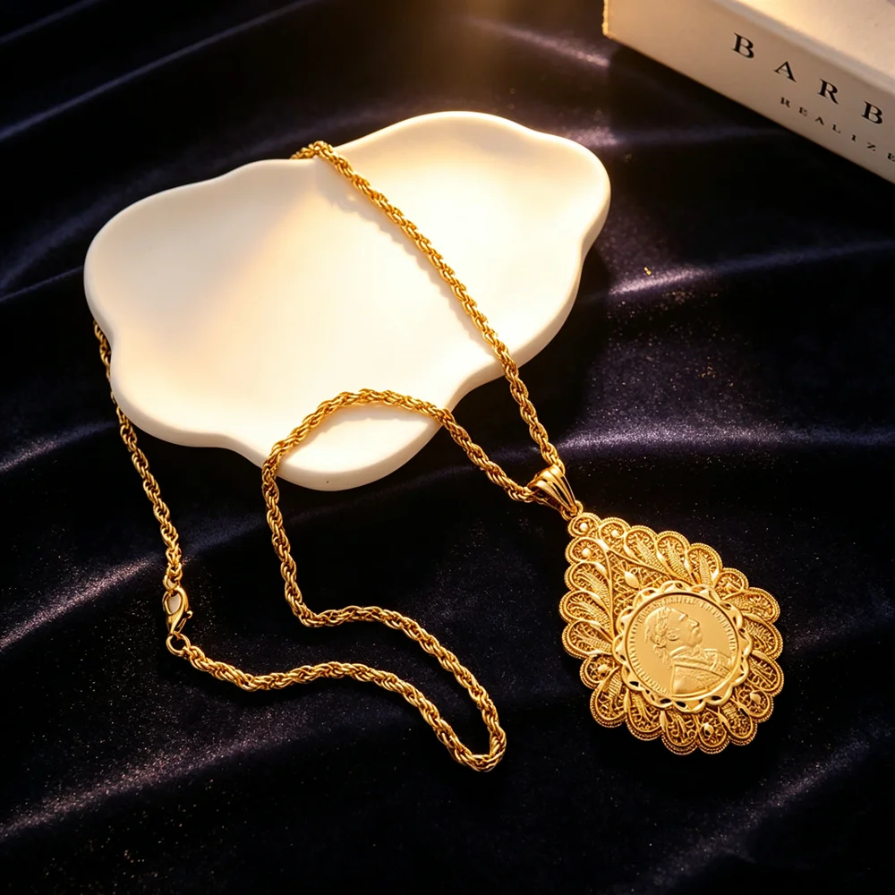 colar-de-ouro-com-pingente-padrao-em-estilo-europeu