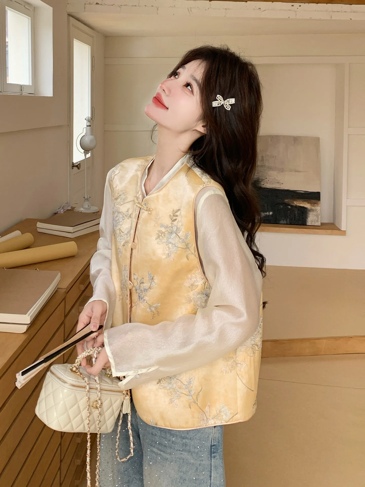 

Элегантный комплект из двух предметов: желтая рубашка с вышивкой и белый жилет для женщин, в китайском стиле, на пуговицах, повседневная одежда, весенняя мода