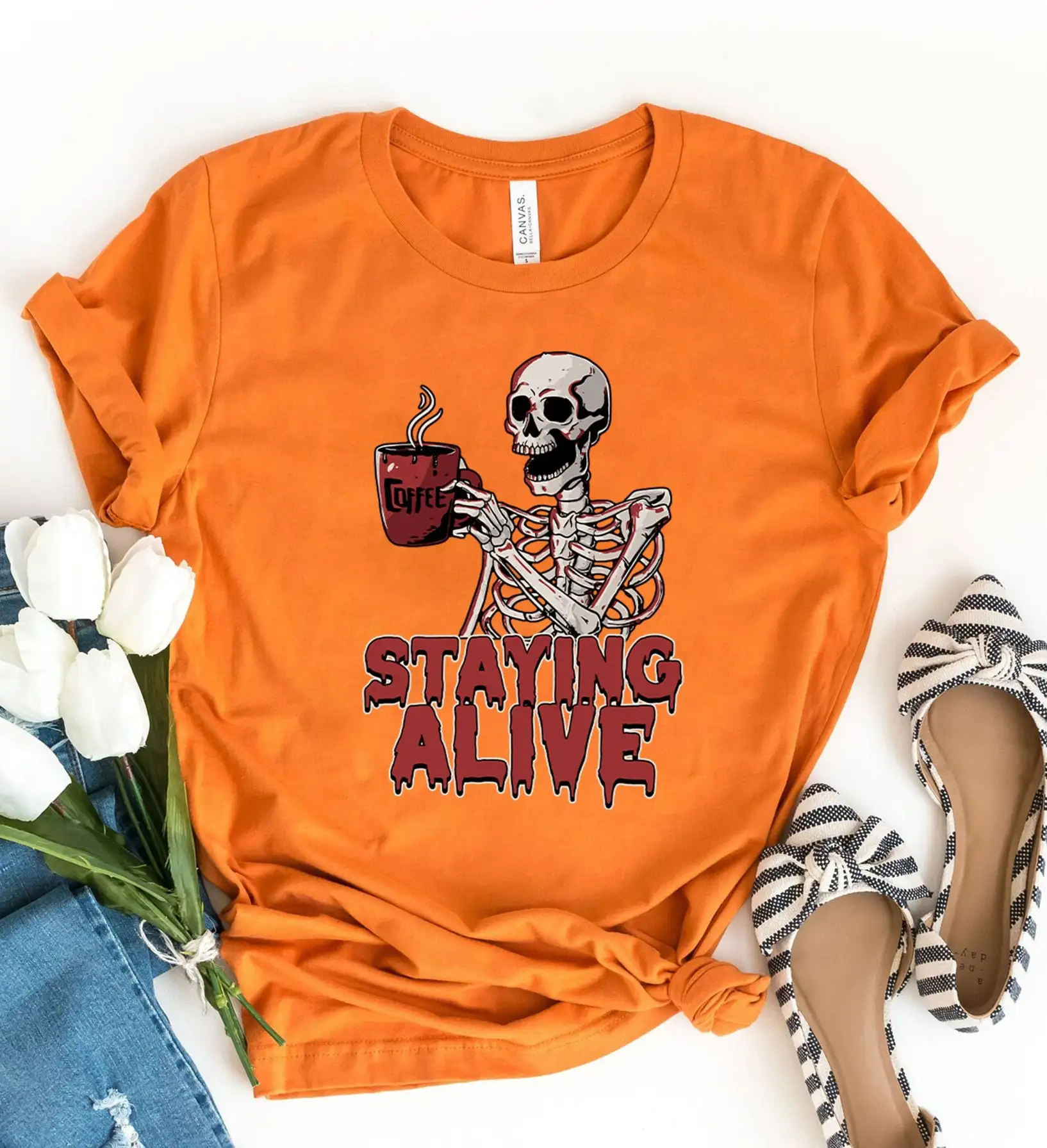 

Футболка Staying Alive, модная кофейная забавная футболка со скелетом для любителей черепа, винтажная для женщин