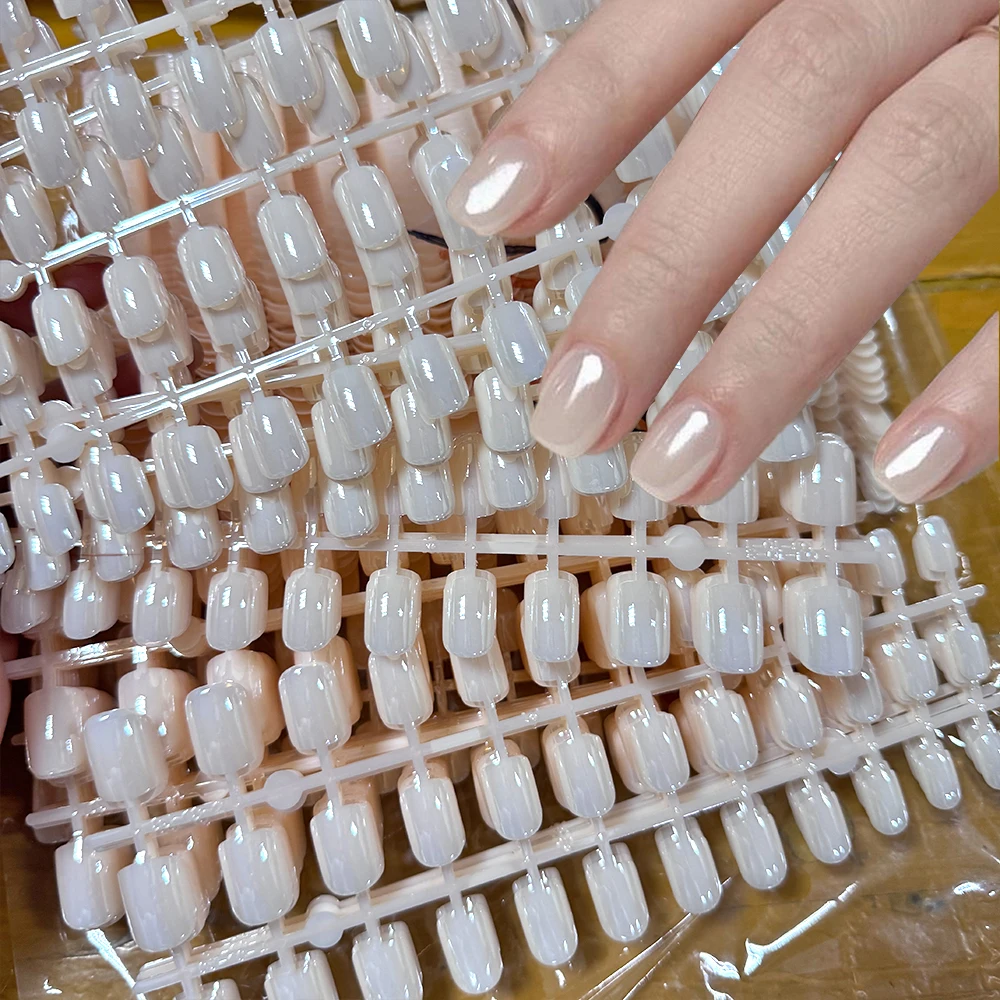 24Pcs Pearlescent White Short Square Fake Nails Nude Moonlight Glitter Wearable False NailTips Full Cover Finished Press on Nail