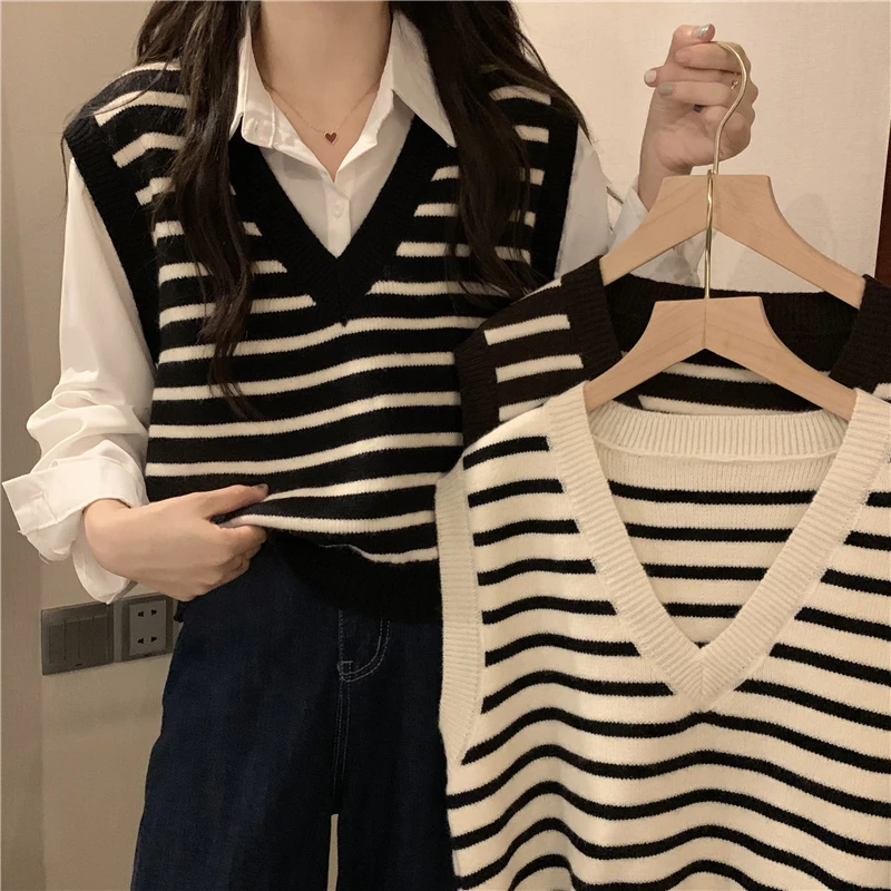 

Black White Striped Vest 2023 New Autumn Women's V-neck Sleeveless Layered Knit Shirt Casual Fashion Versatile Pullover Trend