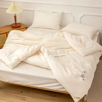 The A-grade soybean is covered with a four-season quilt, and the single and double quilts are thickened with cores to keep warm.