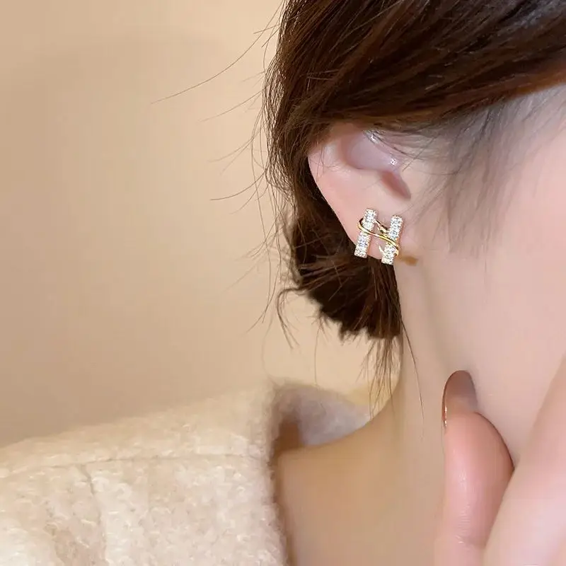 تصميم الذهب اللون الأفعى ملفوفة رسائل H مايكرو مطعمة الزركون وأقراط مجوهرات فاخرة للنساء 2025 حفلة عيد الميلاد