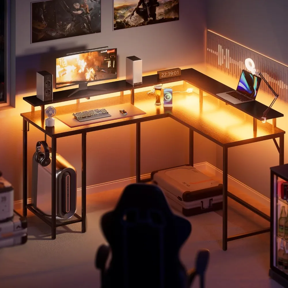 Bureau de jeu en forme de L avec prises de courant et lumières LED, bureau d'ordinateur avec support de moniteur et étagère de rangement