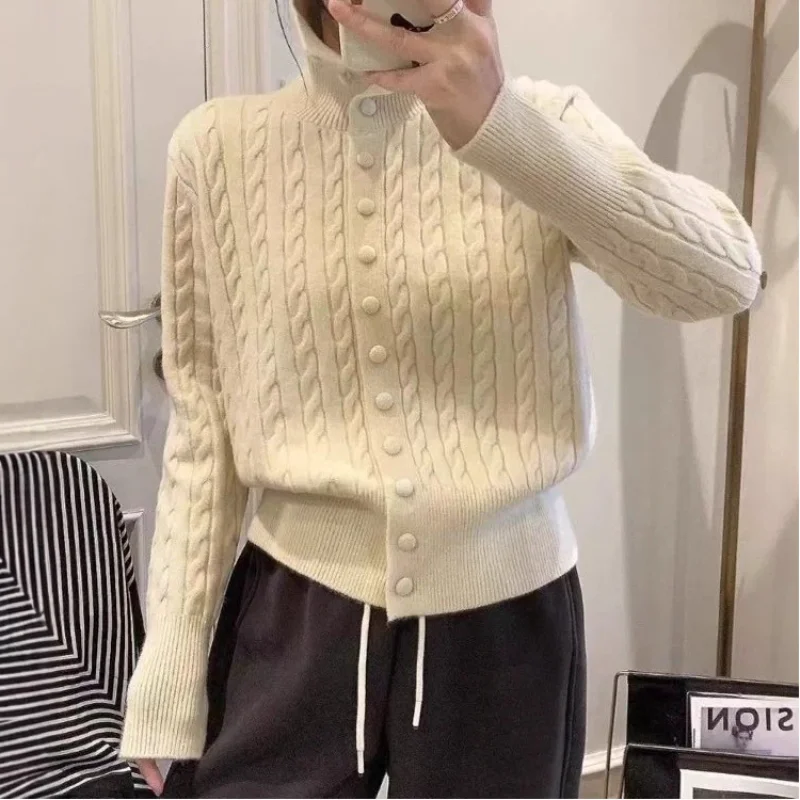 

Женский кремовый кардиган с воротником-стойкой, крупной вязки косичка, однобортный, приталенный, с длинными рукавами, повседневный топ