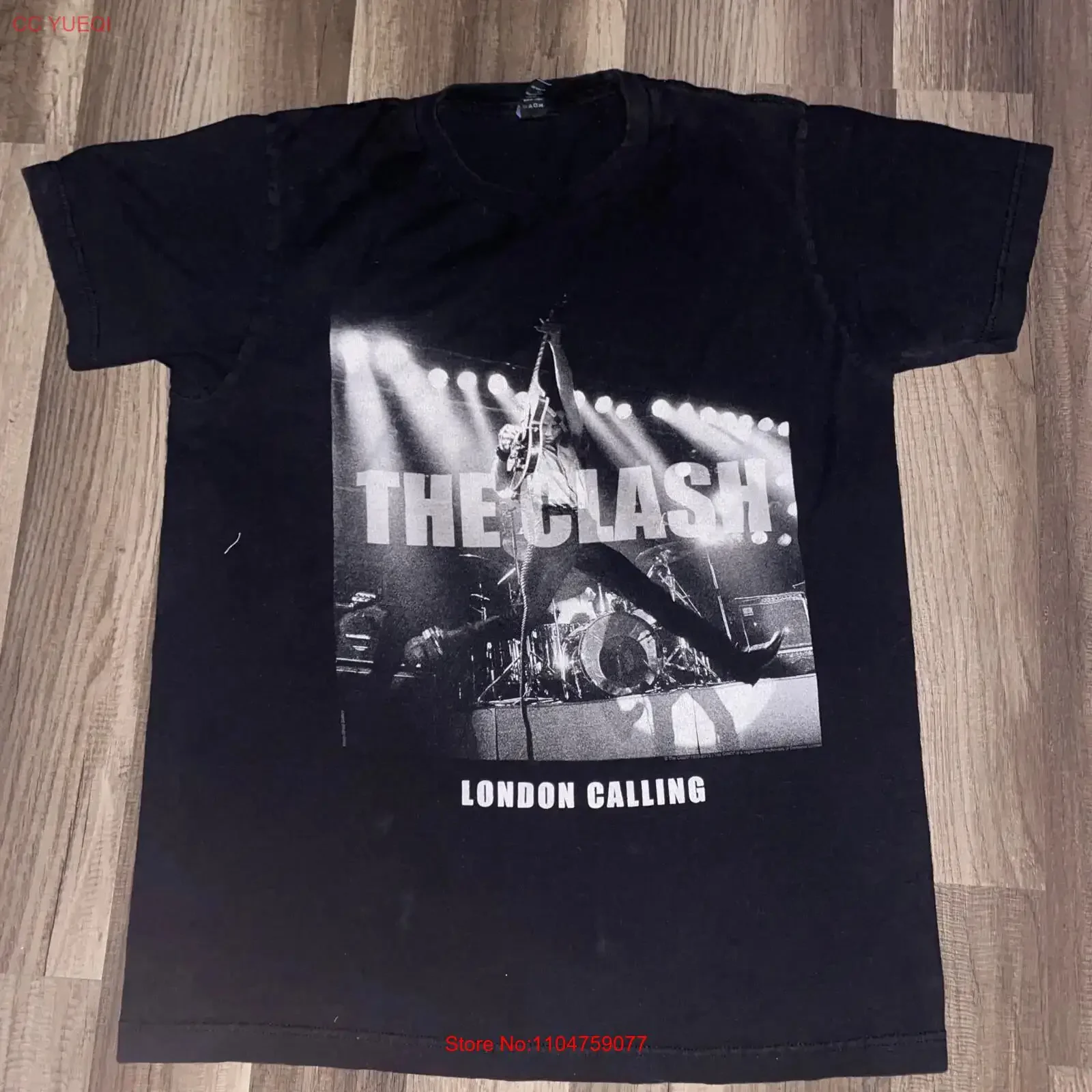 Camiseta Y2K The Clash Negra Talla Mediana con Etiqueta Tultex 19x26, Estilo Vintage Lavado, Suave y Elegante para Uso Diario, Cómoda y con Gráficos