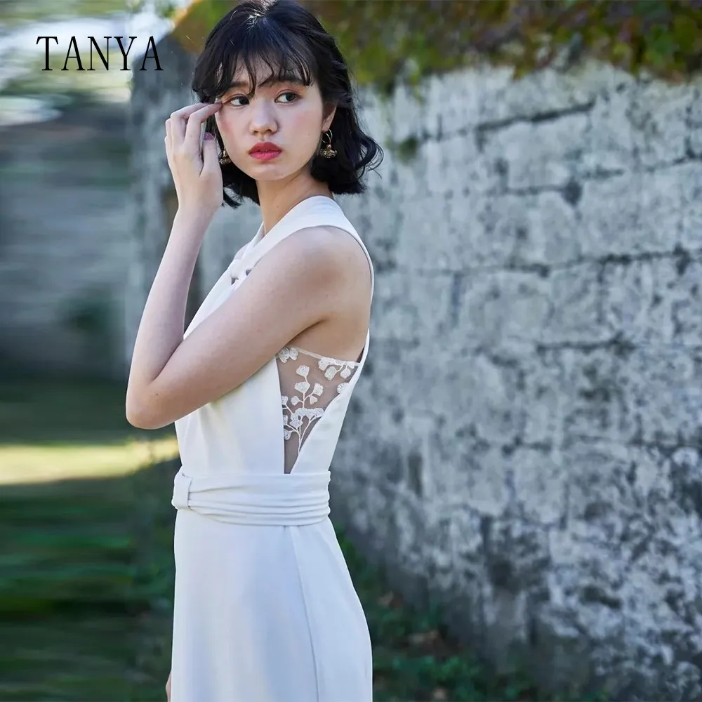 فستان زفاف أنيق برقبة رسن للنساء بدون أكمام مزين بالدانتيل غمد من الساتان الناعم فستان زفاف فرنسي رداء De Mariée