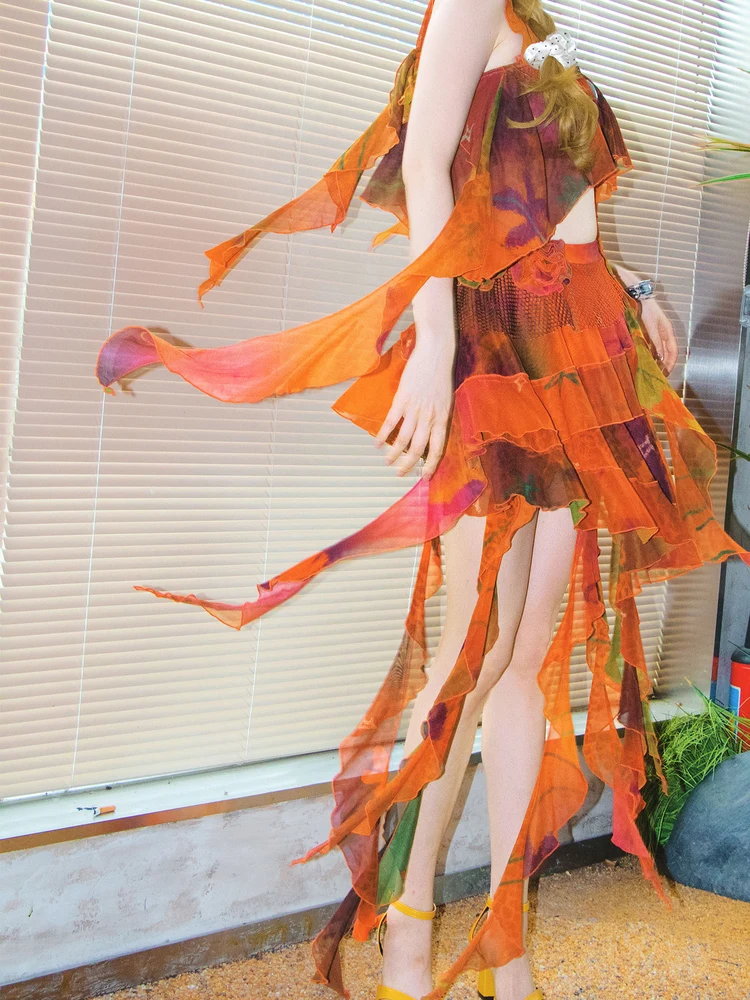 

Комплект из двух предметов Monssstar Series: топ без бретелек и юбка с панелями и принтом, украшенные декором. Модный летний наряд.