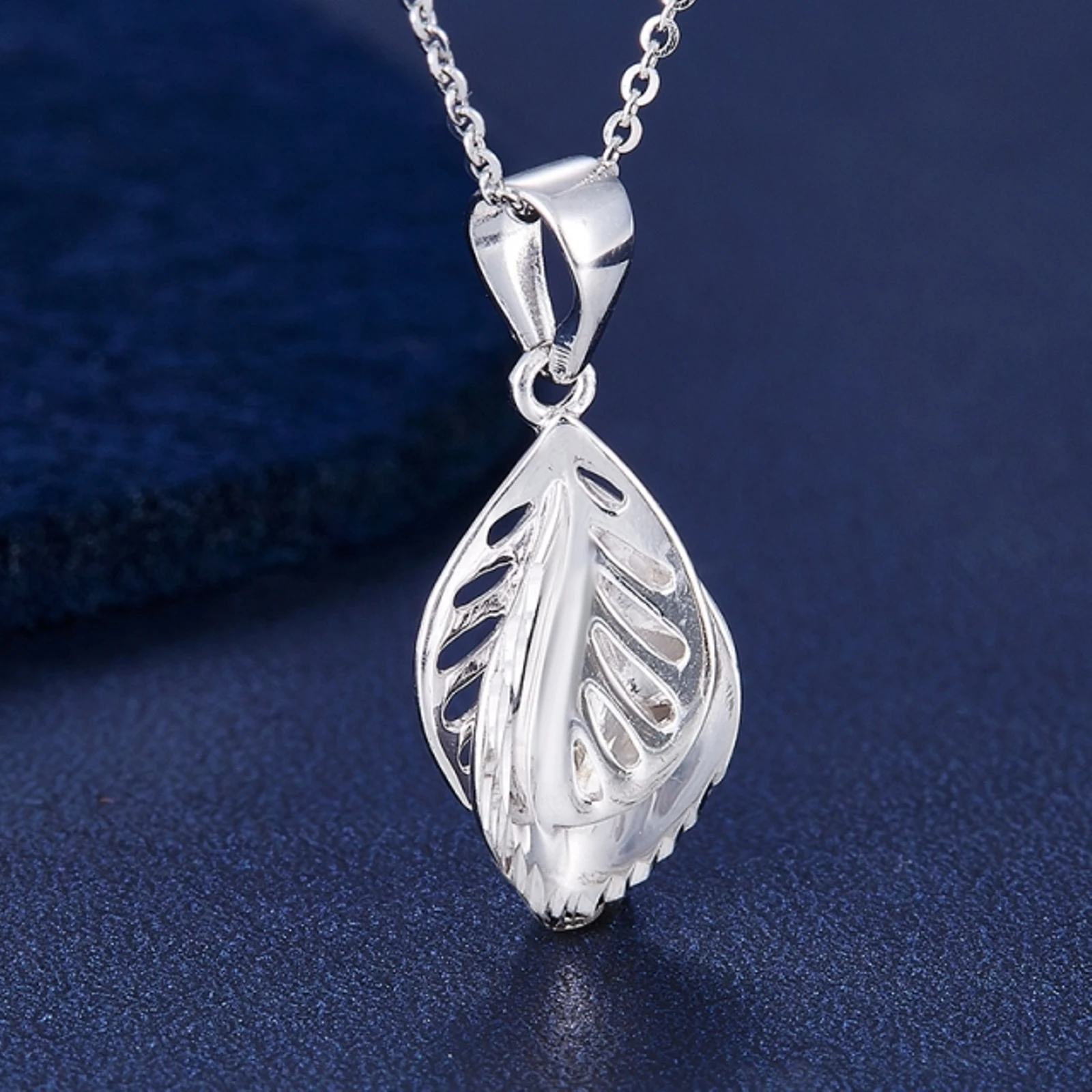 

Real Pure Platinum 950 Men Women Gift Lucky Hollow Double Leaf Pendant 1.45-1.54g