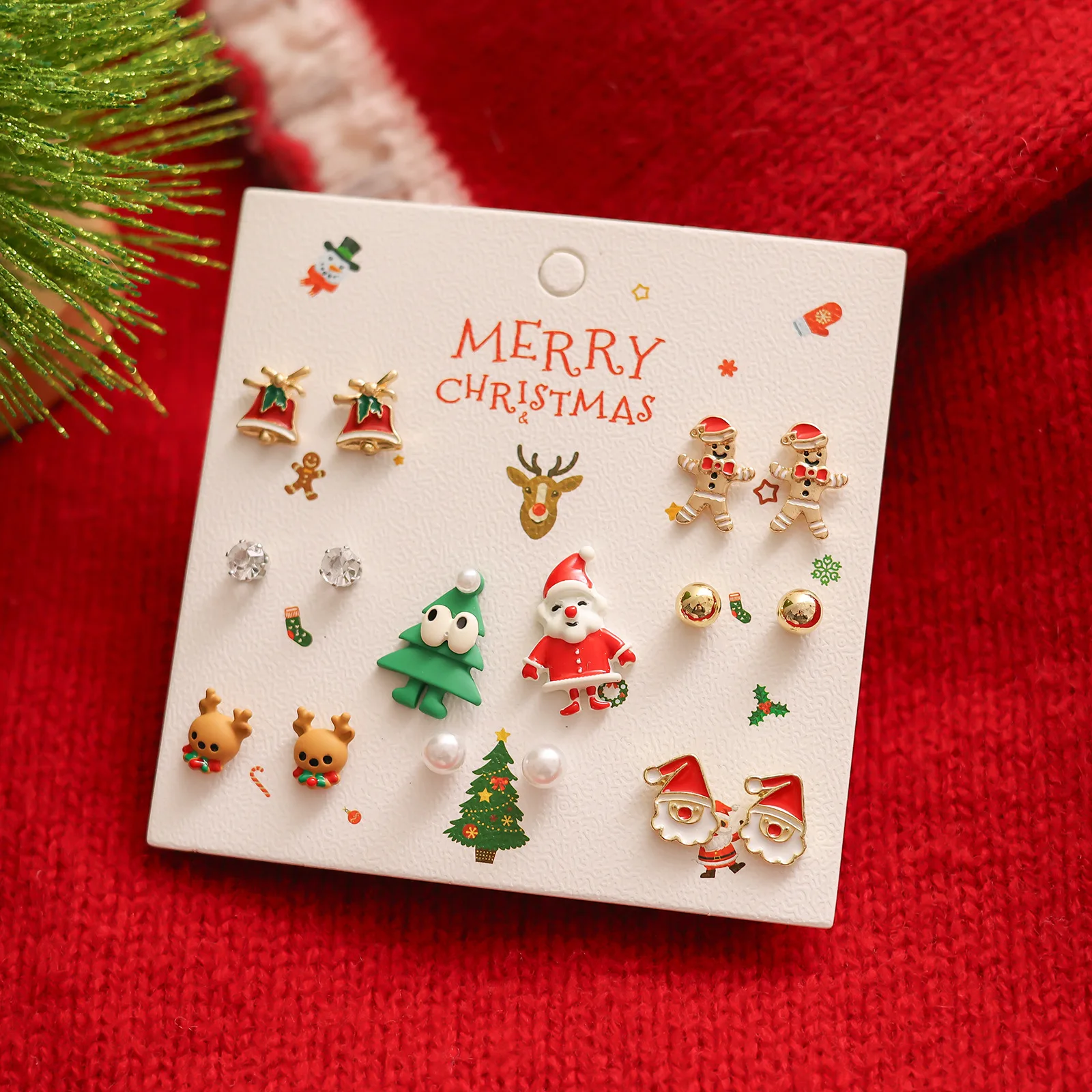 Niedliche Welpen-Ohrstecker-Set für Damen, Cartoon-Emaille-Ohrringe mit Weihnachtsbaum, Elch, Schneeflocke und Weihnachtsmann, Neujahrs-Party-Schmuck – Detail 6
