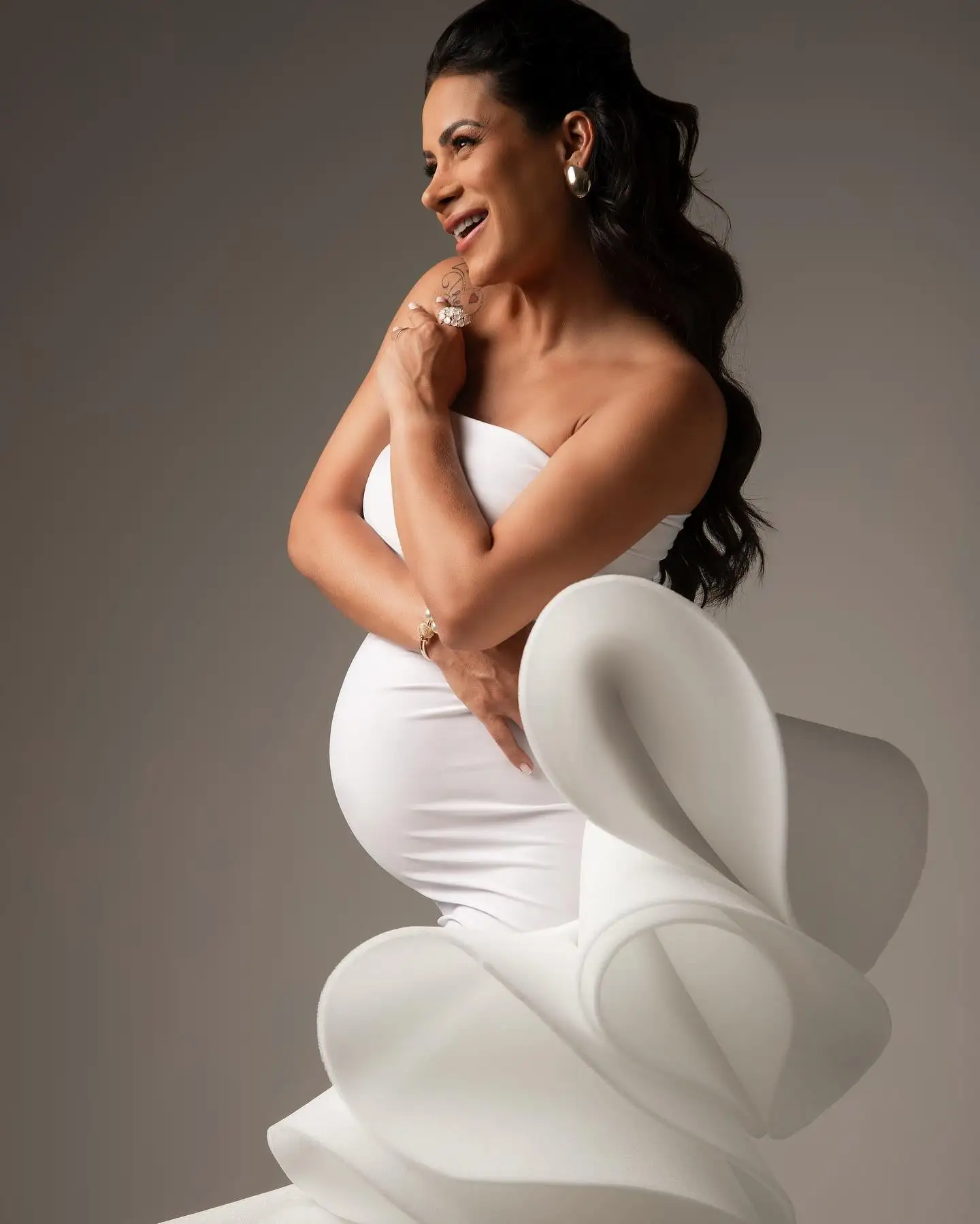 Niesamowite Falbanki Sukienka Ciążowa Syrenka Ses Zdjęciowa Sukienka Babyshower Elastyczny Jedwab Duże Falbanki Kwiatowe Sukienki Ciążowe Ciąża