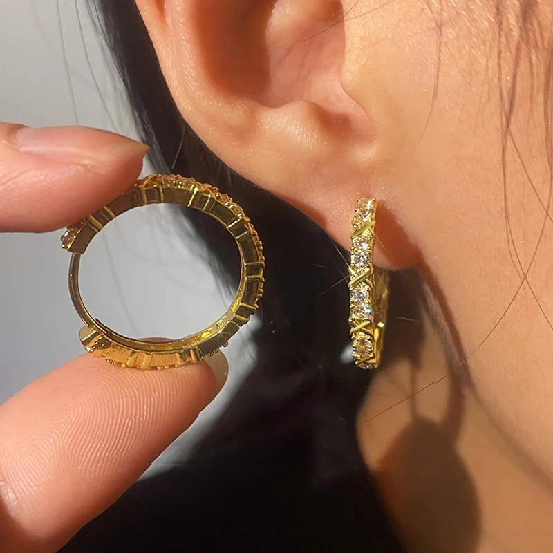 Huitan Mode Damen Ohrringe Goldfarbene Creolen mit Zirkonia Einfache stilvolle weibliche Metallohrringe Heißer Statement-Schmuck