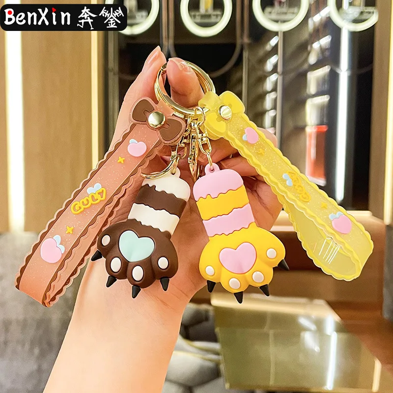 

Miniso Small gifts: exquisite cat paw key chains, car pendants, delicate bags, accessories, key chain small gifts