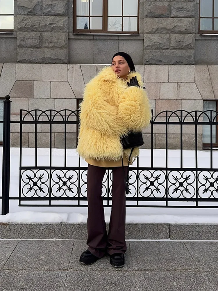 Żółty płaszcz damski z imitacji futra z frędzlami, dekolt w serek, długi rękaw, luźna, ciepła kurtka, nowość na zimę 2025, odzież wierzchnia w stylu ulicznym do pracy.
