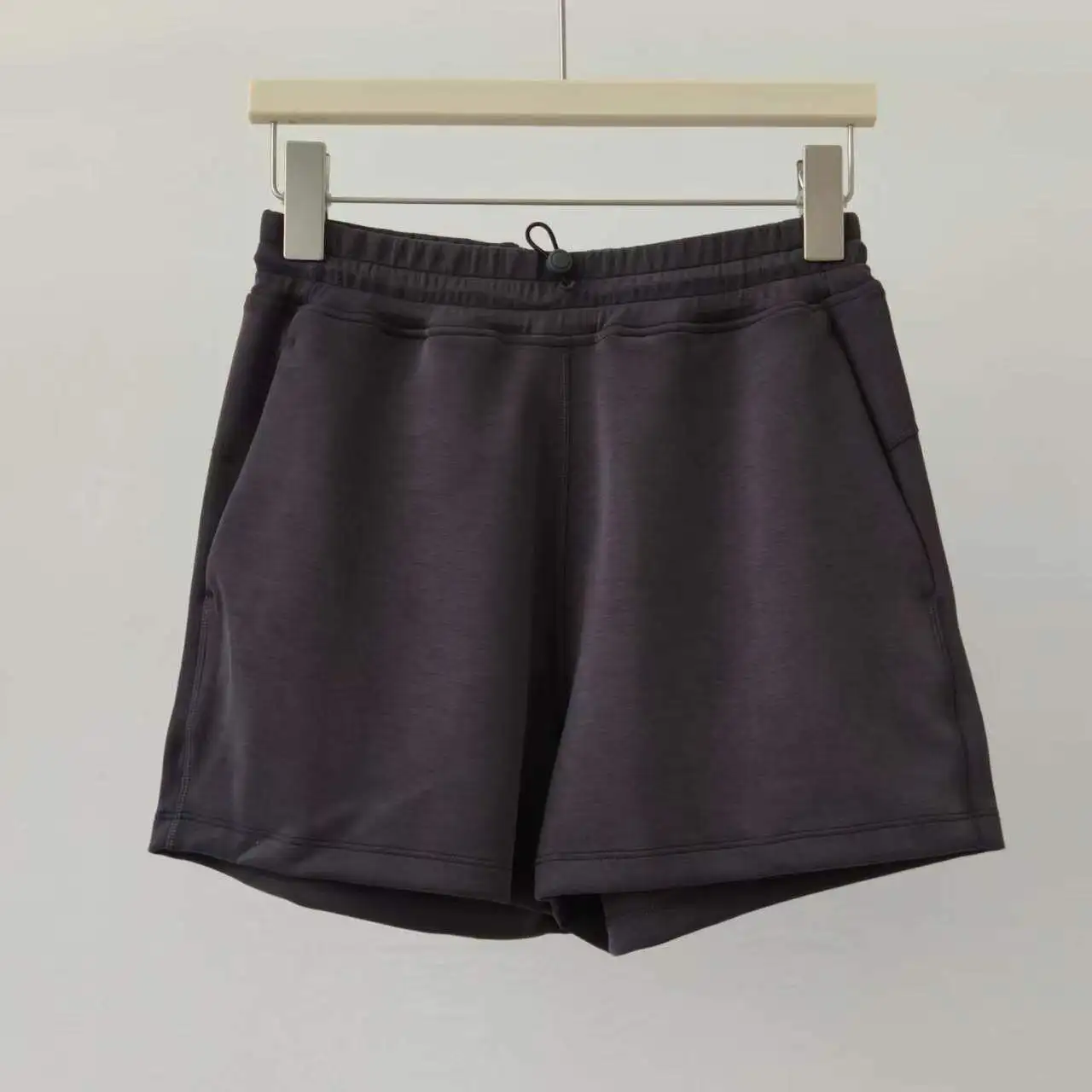 Sandgewaschene Modal-High-Waist-Shorts mit verstellbarer Schnalle für Laufsport und Yoga, schnelltrocknend und atmungsaktiv. – Detail 5