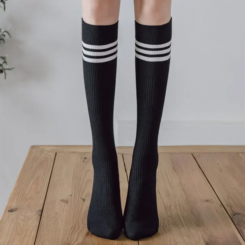 Calcetines altos de algodón a rayas para mujer