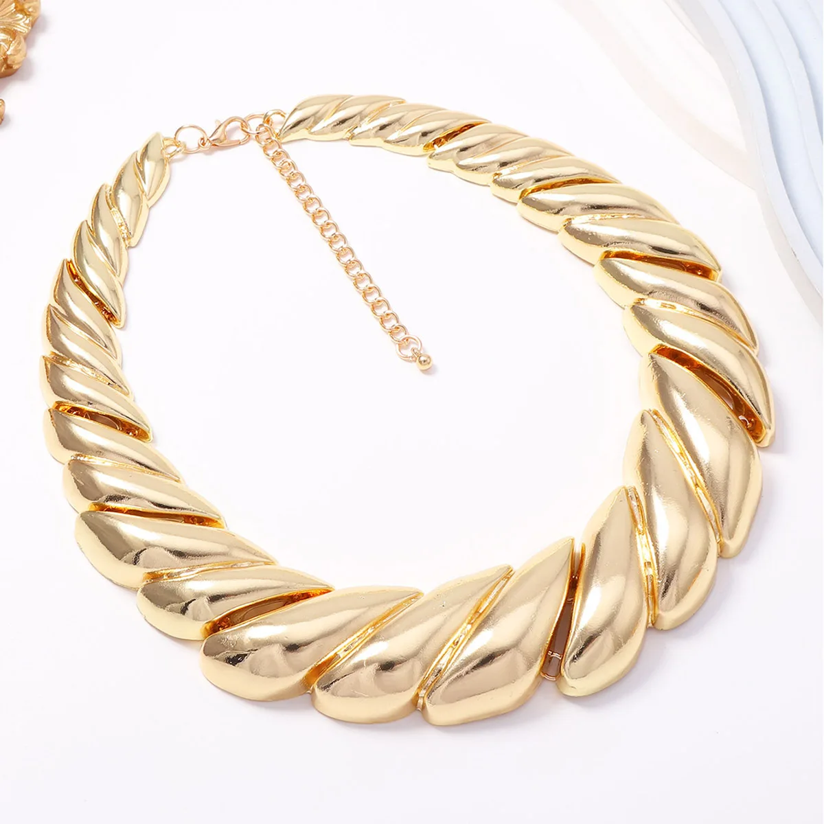 Vintage Metall Gedrehte Massive Choker-Halskette für Frauen, Statement-Schmuck, Geschenke für Feiertage und Partys – Detail 3
