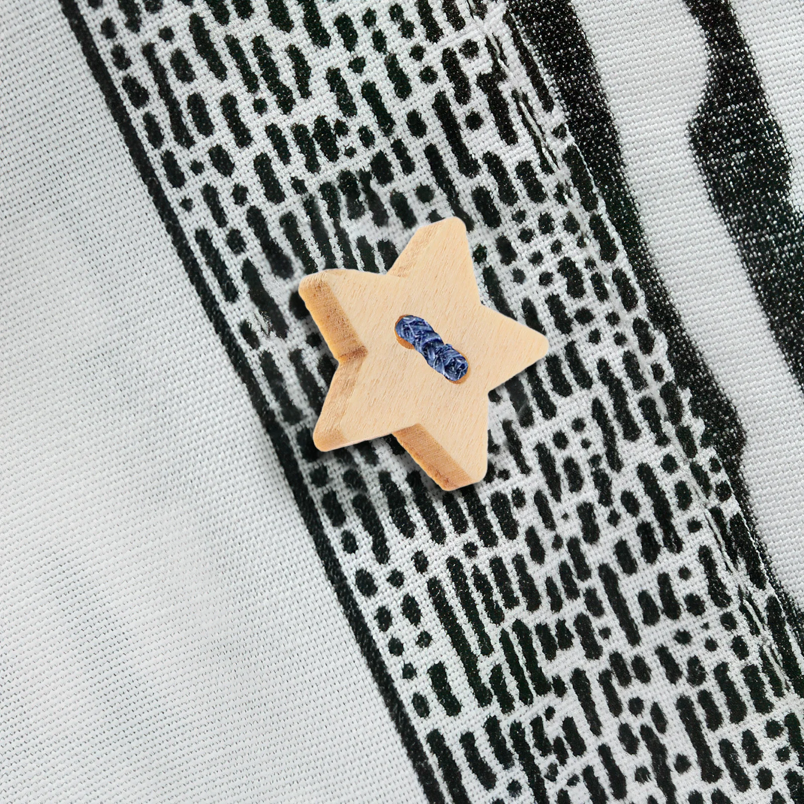 

200Pcs Natural Wood Star Buttons Two Hole Wooden Embellishments for Scrapbook Sewing Knitting Crafts Wooden Buttons for Crafts