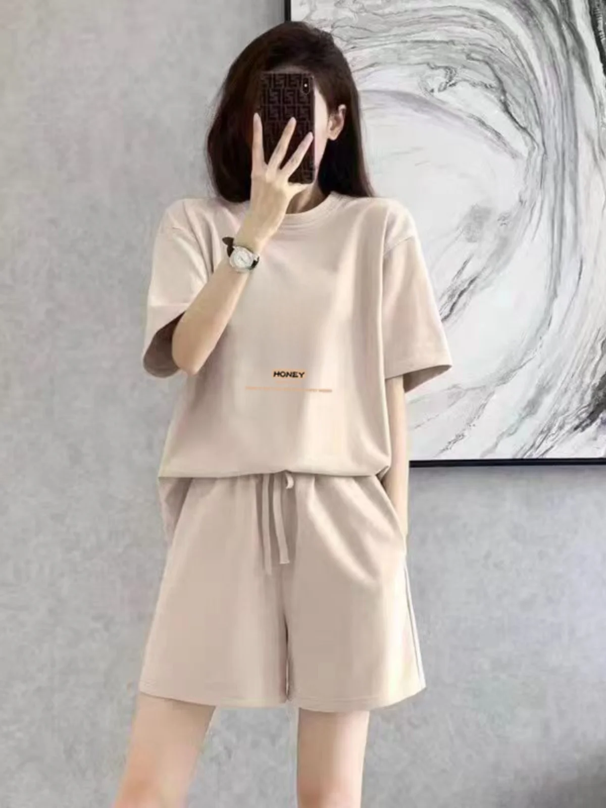 

Комплект Letter Bear: шорты и футболка с коротким рукавом, повседневный спортивный костюм, модный омолаживающий комплект-двойка для женщин на лето 2026