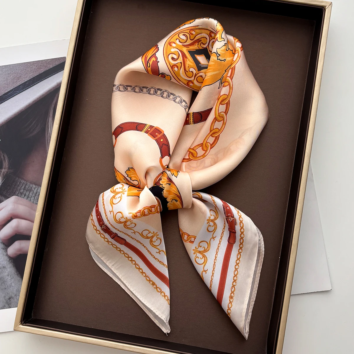 Sciarpa quadrata di lusso per le donne Elegante donna Hijab Stampa a catena Fazzoletto da collo Bandane Primavera Morbida macchia Sciarpe di seta sintetica Scialle