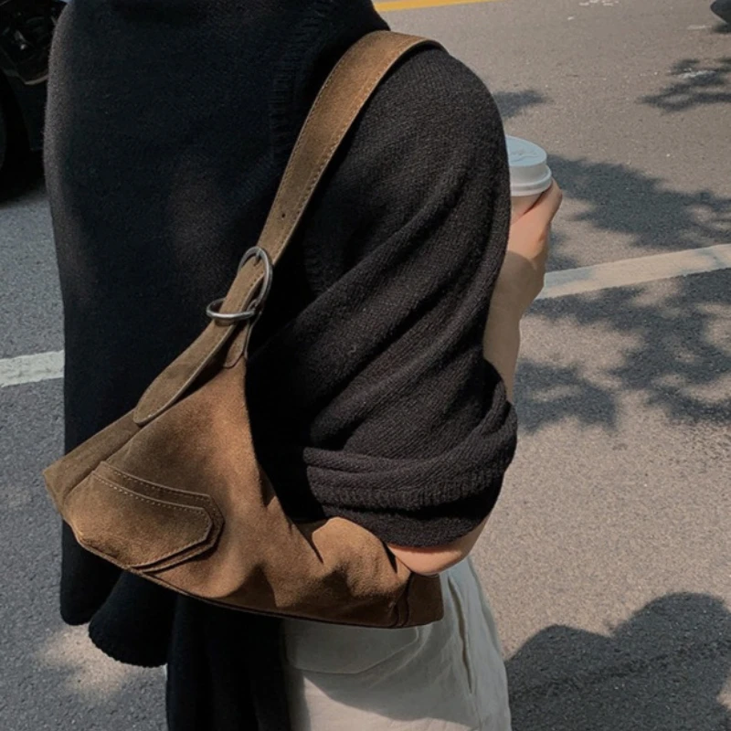 

2025 модный дизайн, роскошная замшевая кожа, ретро-фреска, мягкая кожа, крутая мотоциклетная сумка для девочек, модная повседневная сумка на плечо