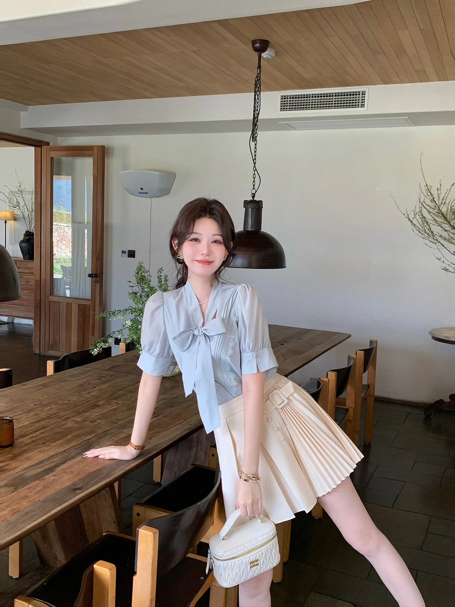 

Blue Acetate Lyocell Shirt Roro Sheep Gentle Style Bubble Sleeve Knot Top Women's Loose Fit Short Sleeve V-neck Shirt