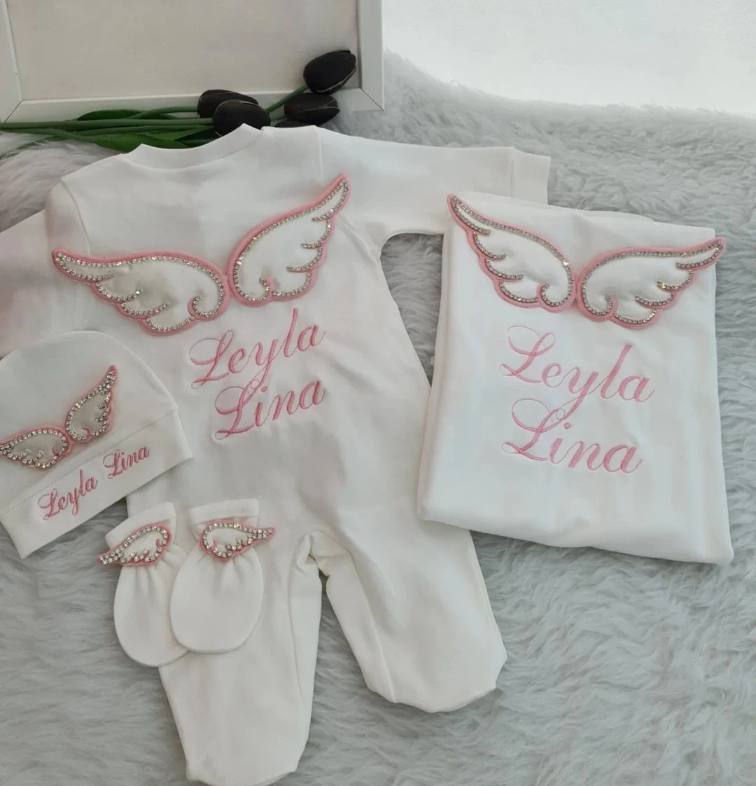 

Dollbling 3pcs Wings Outfits Plus Blanket Any Name Embroidery Sweetwood Gift Set Baby Pajamas Hat Welcome Home Ceremonial dress
