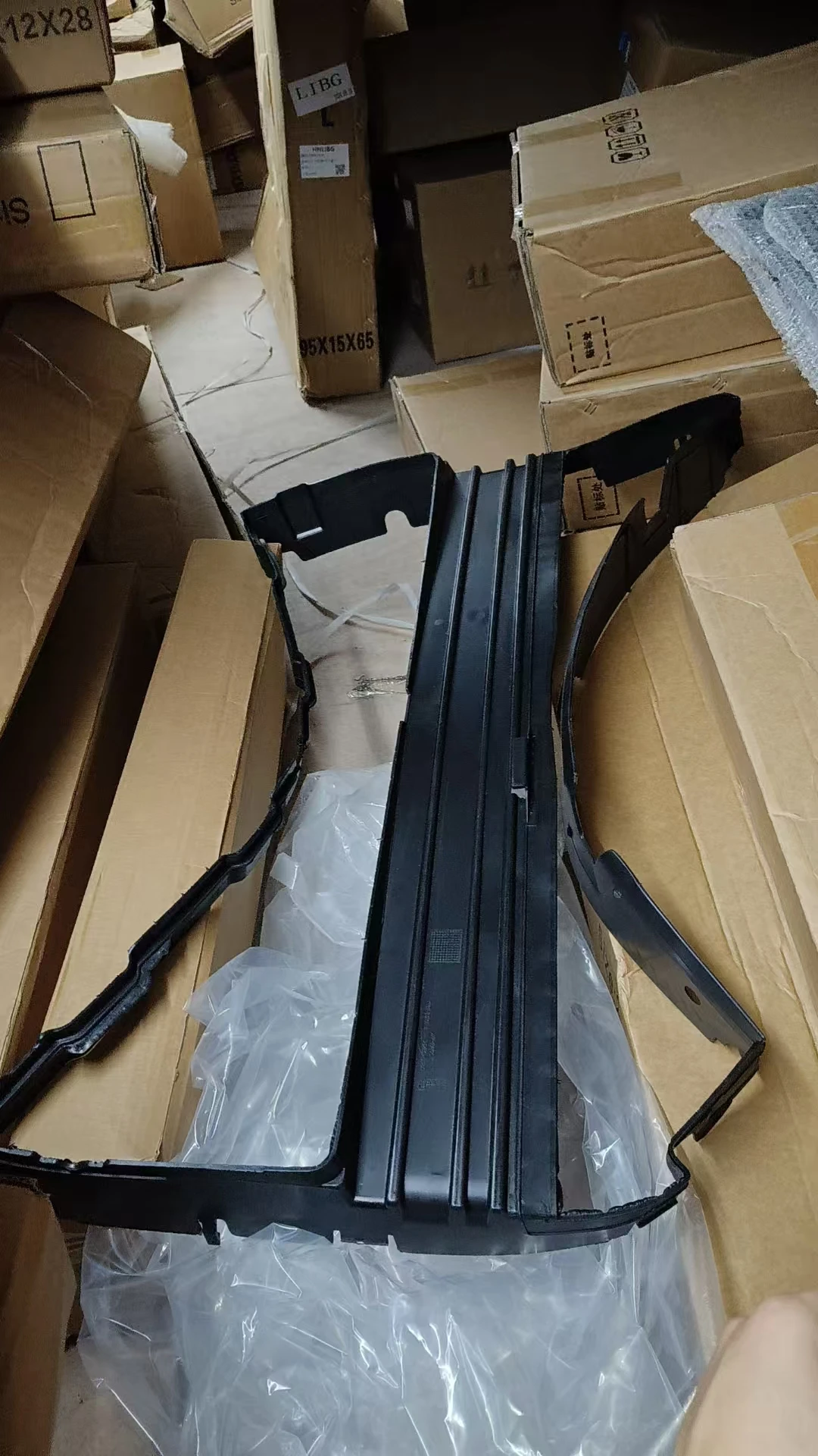 

LR135380 Front Center Air Repellent For Land Rover Discovery Sport L550