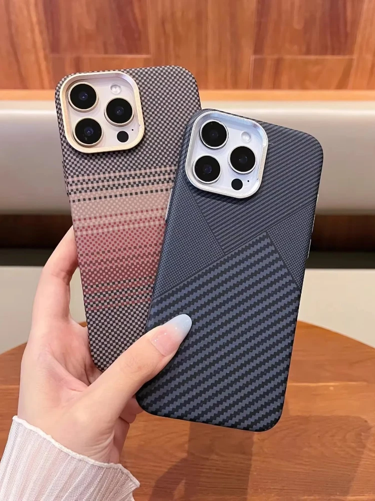 Magnetyczna obudowa z funkcją ładowania do iPhone 17, 16, 15, 18 Pro Max, z magnesami, ochroną obiektywu aparatu, wykonana z wytrzymałego stopu, twarda obudowa na telefon, wzór w stylu karbonu. — zdjęcie produktu 7