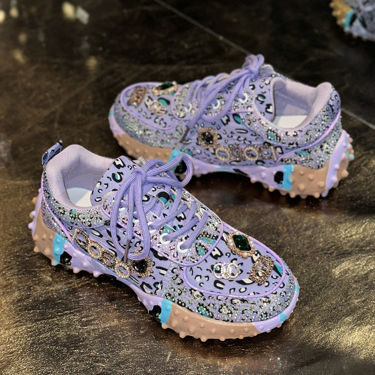 נעלי אבא עם סוליית דוריאן מעוטרת ביהלומים, סניקרס קז'ואליות בצבעים מודרניים, נעליים שטוחות