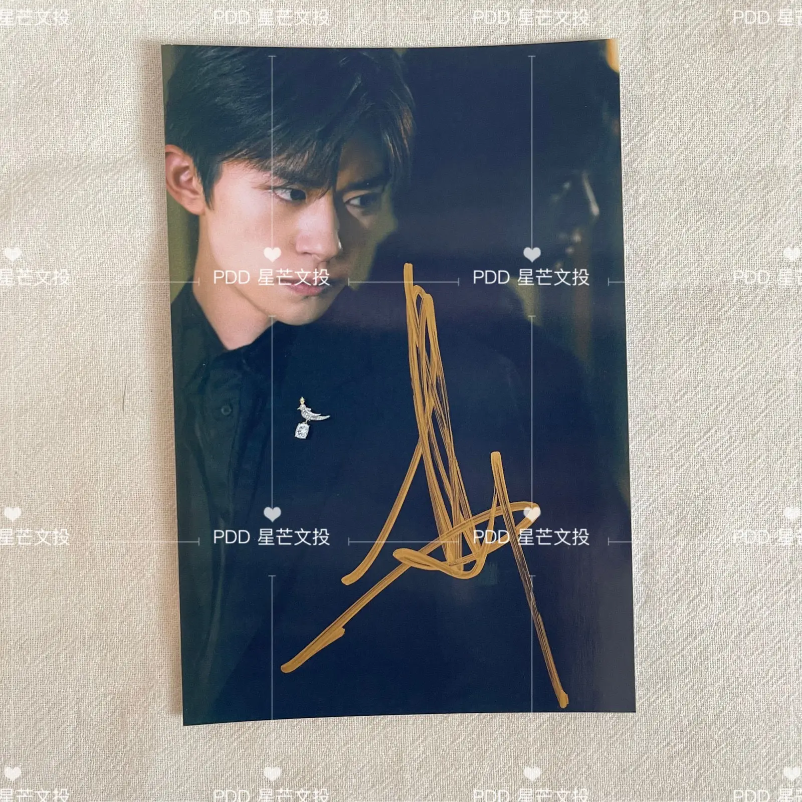 

Yiyang Qianxi autographed promotional photos 6-inch non printed birthday gifts for classmates and friends