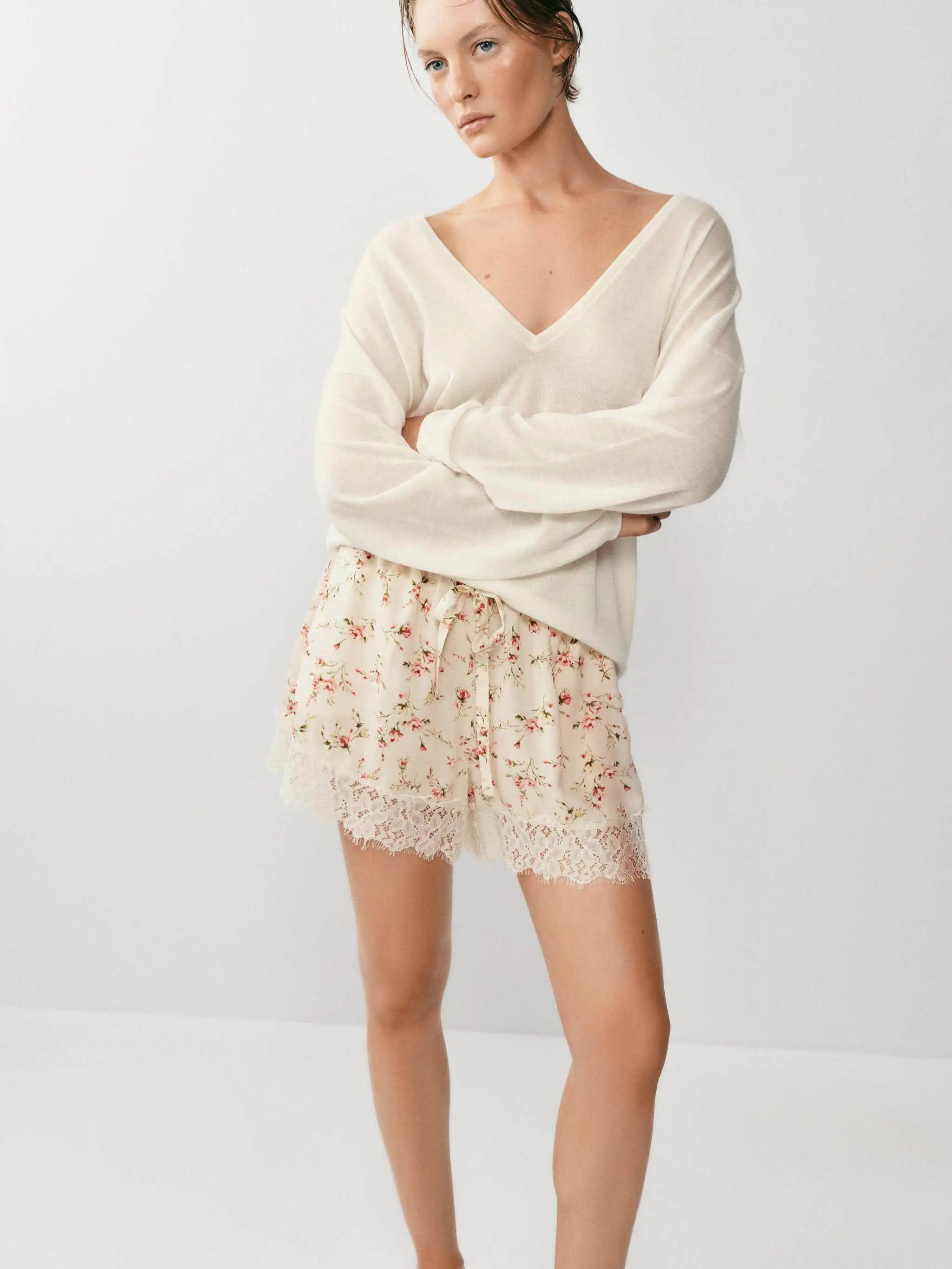 

New Summer Women's Lace Floral Print Shorts Trendy Ethnic Style Pants for Young Women 18-25 Years Old in 2026 Summer Collection