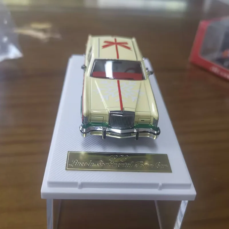 

1/64 Scale 1979 Christmas Paint Limited Edition Die-cast Alloy Car Model Collectible Decorative Ornament Ornament
