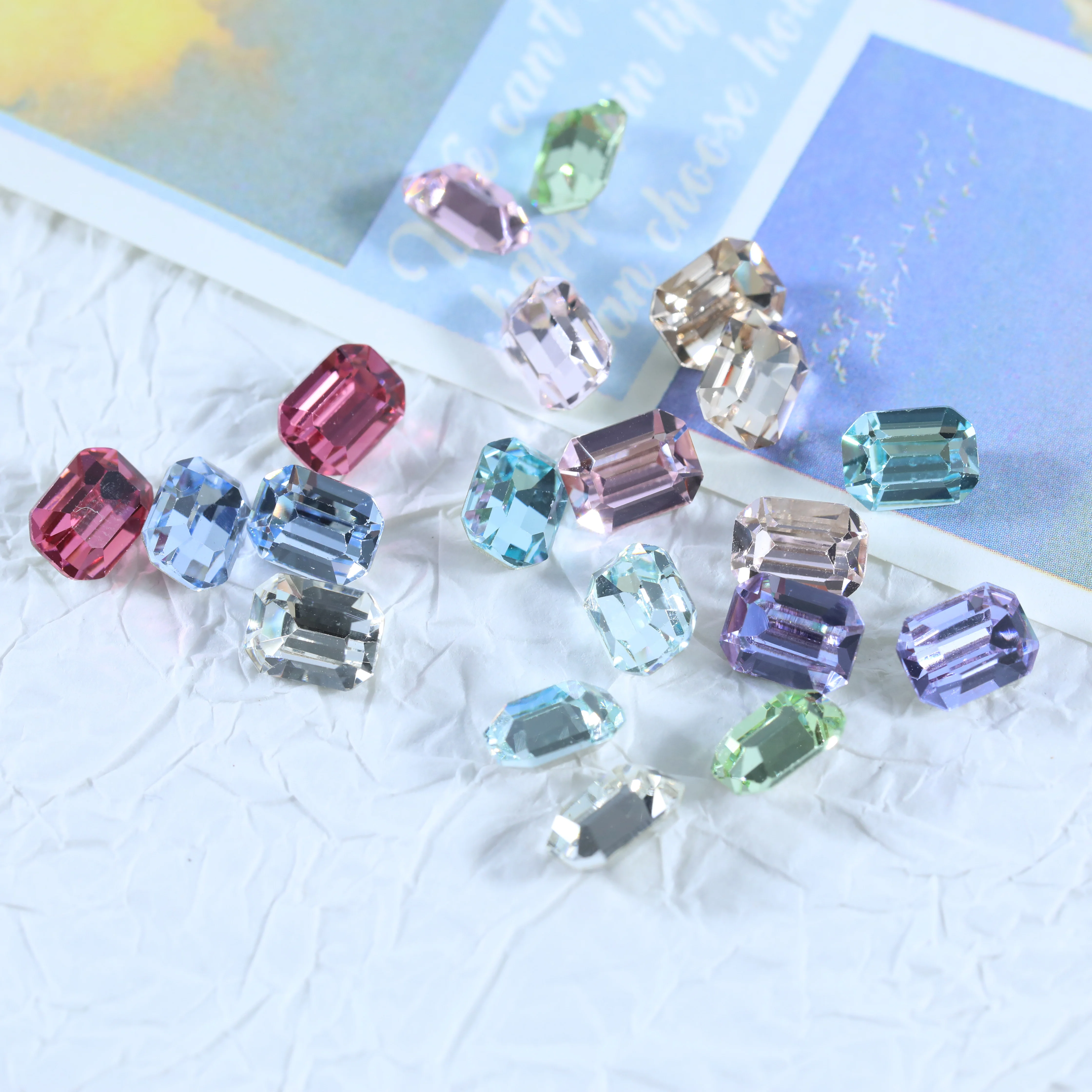 Glänzende Kristall-Rechteck-Oktagon-Strasssteine mit spitzer Unterseite zum Handnähen für DIY-Taschen, Schuhe, Nagelkunst, Hochzeitskleider und Accessoires. – Detail 5