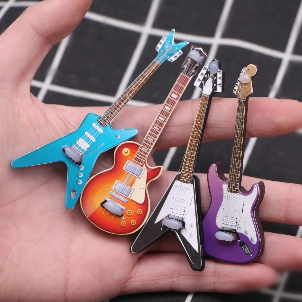 

1Pc Dollhouse Mini Simulated Rock Guitar Ob11 Pop Instrument Miniature Bar Music Store Scene Decoration Model Accessories