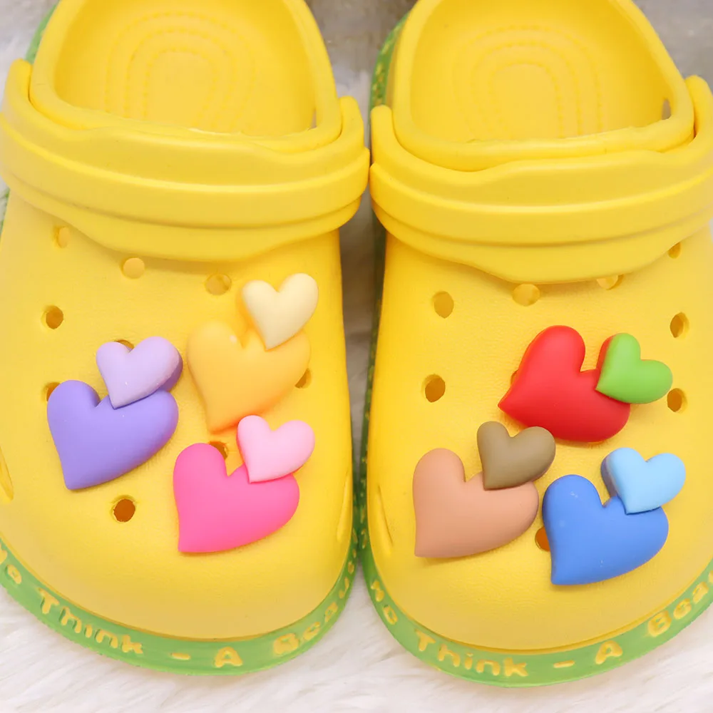 Sepatu hati warna-warni Resin 1 buah ornamen sepatu lubang Charm untuk Aksesori pita untuk hadiah pesta anak Pin bakiak