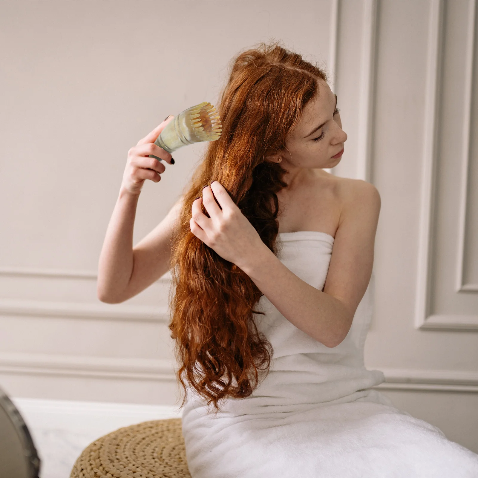 

Natural Wide Tooth Massage Comb Ergonomic Handle Wooden Bristles Scalp Massager for Hair Cleaning and Stress Relief Head Therapy