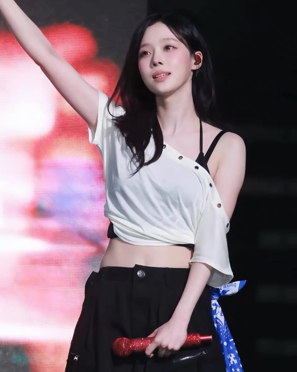 تي شيرت بأكمام قصيرة وفتحة كتف غير متماثلة، تي شيرت مثير بفتحة جانبية للرقبة، ماص للرطوبة بلون واحد بأسلوب عملي #4