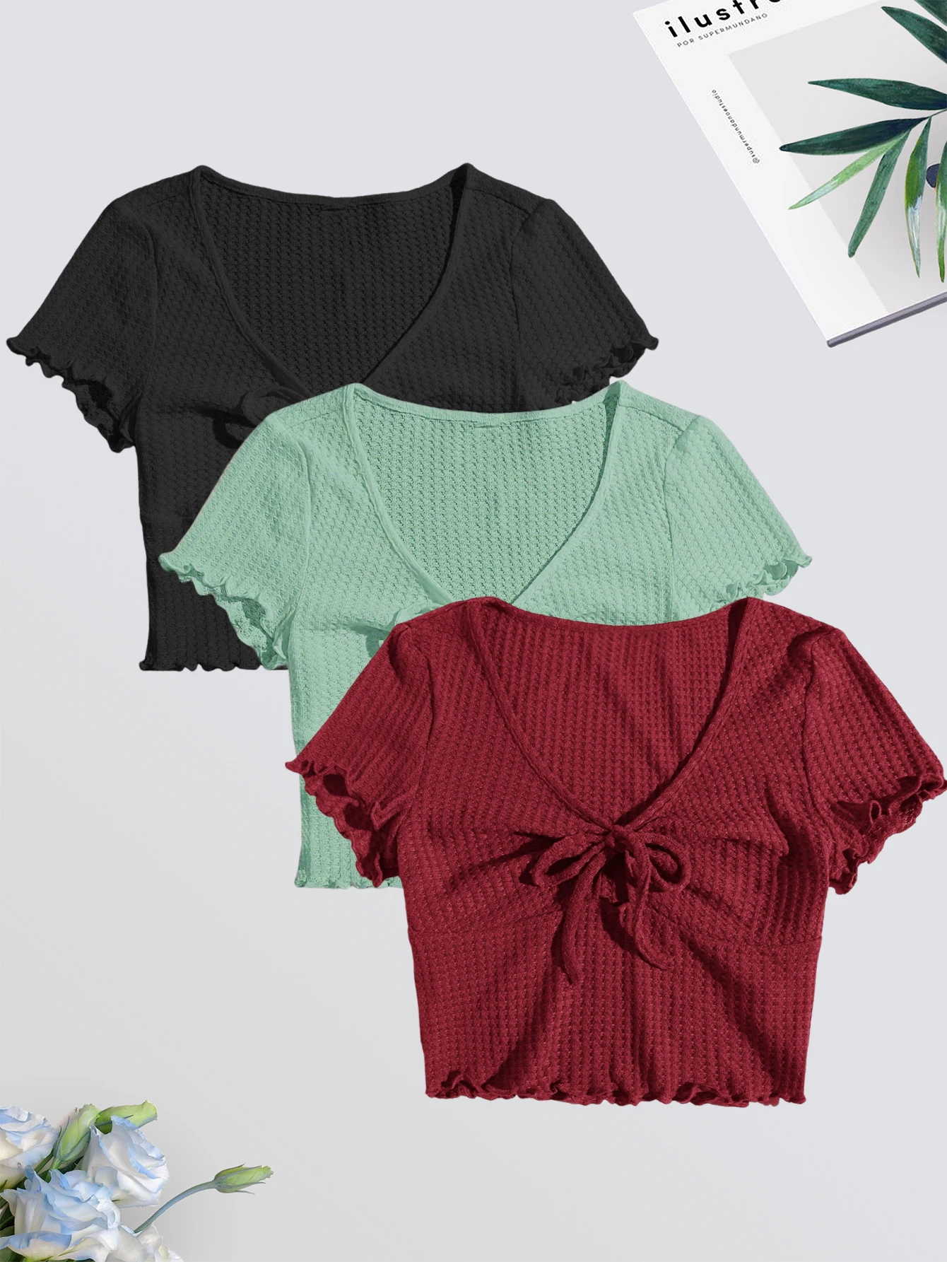 Um conjunto de 3 peças de camisetas elegantes com decote em V