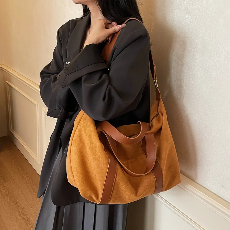 حقائب كروس بسيطة جديدة الملمس للنساء حقائب كتف عصرية من جلد الغزال سعة كبيرة حقيبة مدرب ترفيهية متعددة الاستخدامات غير رسمية